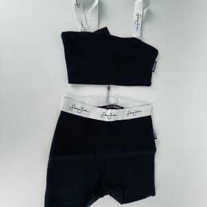 SJXMG RIB ELASTIC SIGNATURE SCRIPT
SET
BLACK